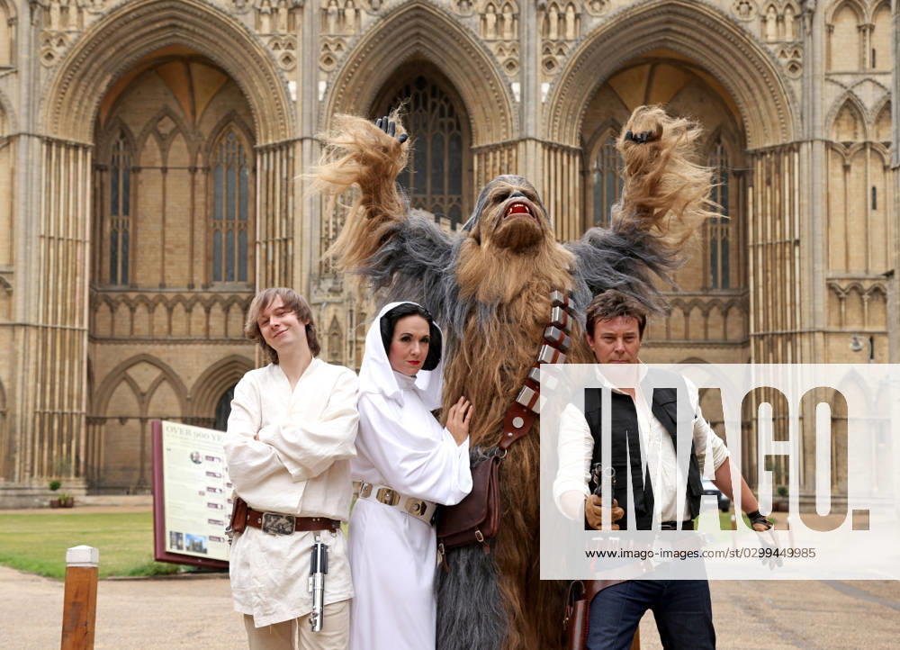 Bilder des Jahres 2023, News 07 Juli One of the largest Star Wars private fan collections in the world can be seen in the magnificent Peterborough Cathedral from 19th July. The exhibition, Unofficial Galaxies, at Peterborough Cathedral, includes over 120 exhibits, with a life-sized Land Speeder amongst on show alongside rare Star Wars toys and items. Peterborough, Cambridgeshire, UK.