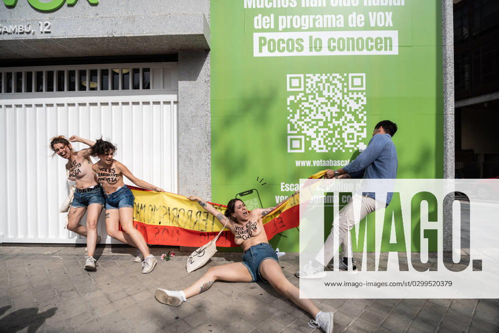 Femen Protest Outside Vox HQ - Madrid A person tries to prevent a protest by the activist collective FEMEN in front of the national headquarters of Vox, July 18, 2023, in Madrid, Spain. During the action, the activists of the collective have protested against Vox s hate speech and denialist discourses on gender violence. Photo by Diego Radames Europa Press ABACAPRESS.COM Madrid Spain
