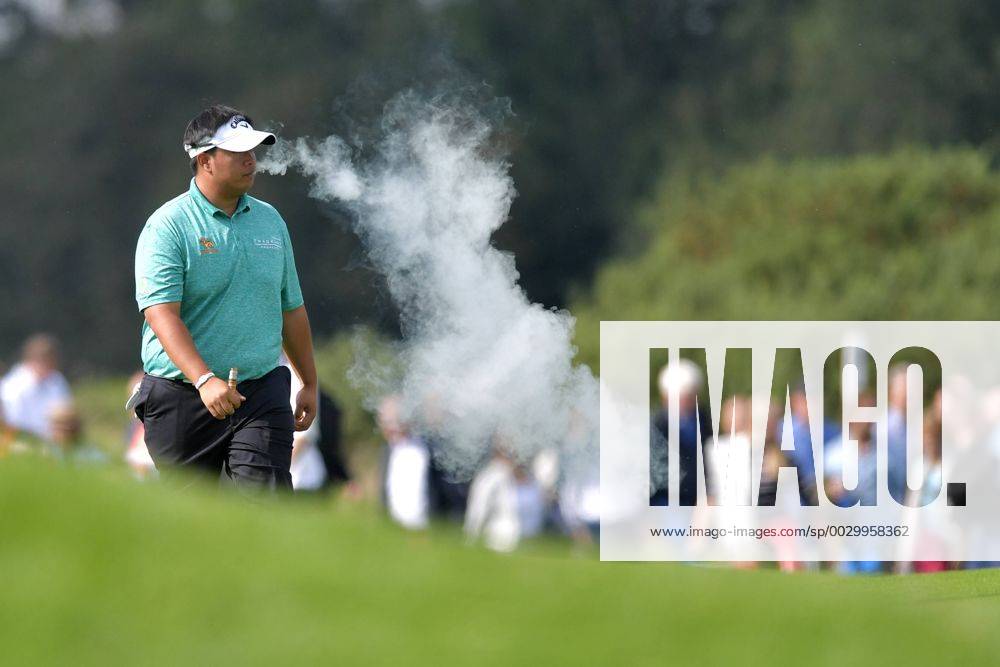 GOLF:KLM OPEN:SPIJK KLM Open 2017 , The Dutch, finaledag Kiradech Aphibarnrat THA rookt een electrische sigaar Foto: Henk Seppen Imagesx xSoenarxChamidxsportfotografiexIVx 8778466
