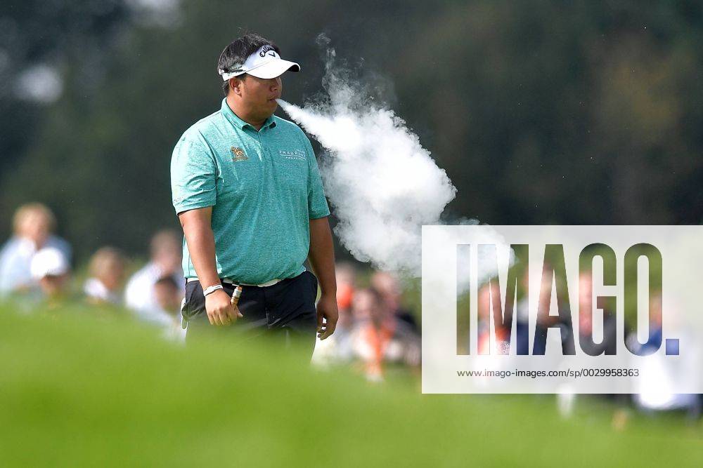 GOLF:KLM OPEN:SPIJK KLM Open 2017 , The Dutch, finaledag Kiradech Aphibarnrat THA rookt een electrische sigaar Foto: Henk Seppen Imagesx xSoenarxChamidxsportfotografiexIVx 8778467