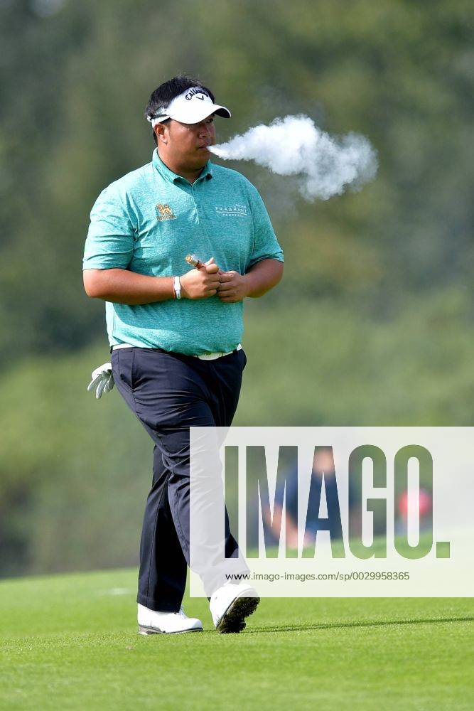 GOLF:KLM OPEN:SPIJK KLM Open 2017 , The Dutch, finaledag Kiradech Aphibarnrat THA rookt een electrische sigaar Foto: Henk Seppen Imagesx xSoenarxChamidxsportfotografiexIVx 8778470