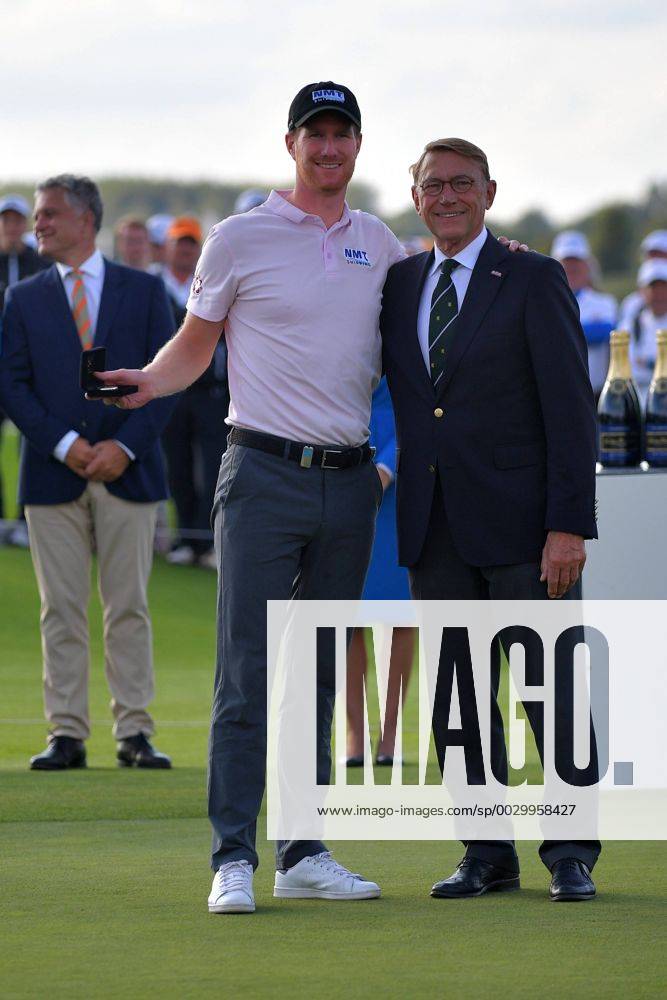 GOLF:KLM OPEN:SPIJK KLM Open 2017 , The Dutch, finaledag Wil Besseling ontvangt de prijs voor beste Nederlander Foto: Henk Seppen Imagesx xSoenarxChamidxsportfotografiexIVx 8778487