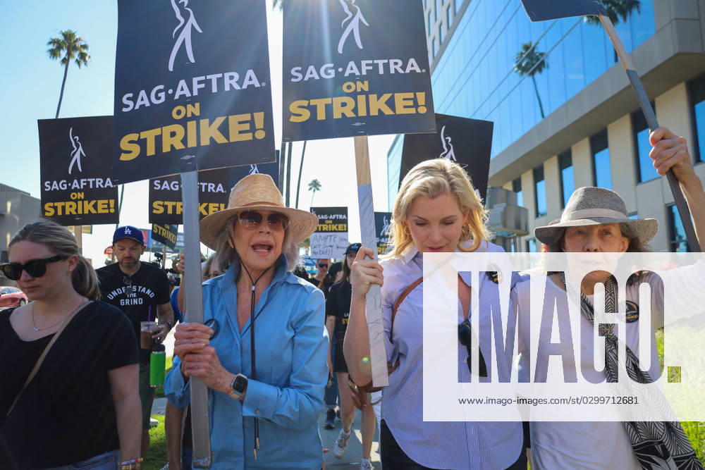 Bilder des Jahres 2023, Entertainment 07 Juli Entertainment Themen der Woche KW29 July 20, 2023, Hollywood, California, U.S.A: Jane Fonda, Lily Tomlin, June Diane Raphael, all part of the cast of the seven-season hit Netflix TV show Grace and Frankie, walk the SAG-AFTRA WGA picket line where they demonstrate support for fellow actors and writers and grant interviews on July 20,2023 at the Sunset Studios Netflix Headquarters in Hollywood, CA. Hollywood U.S.A - ZUMAk144 20230720_znp_k144_051