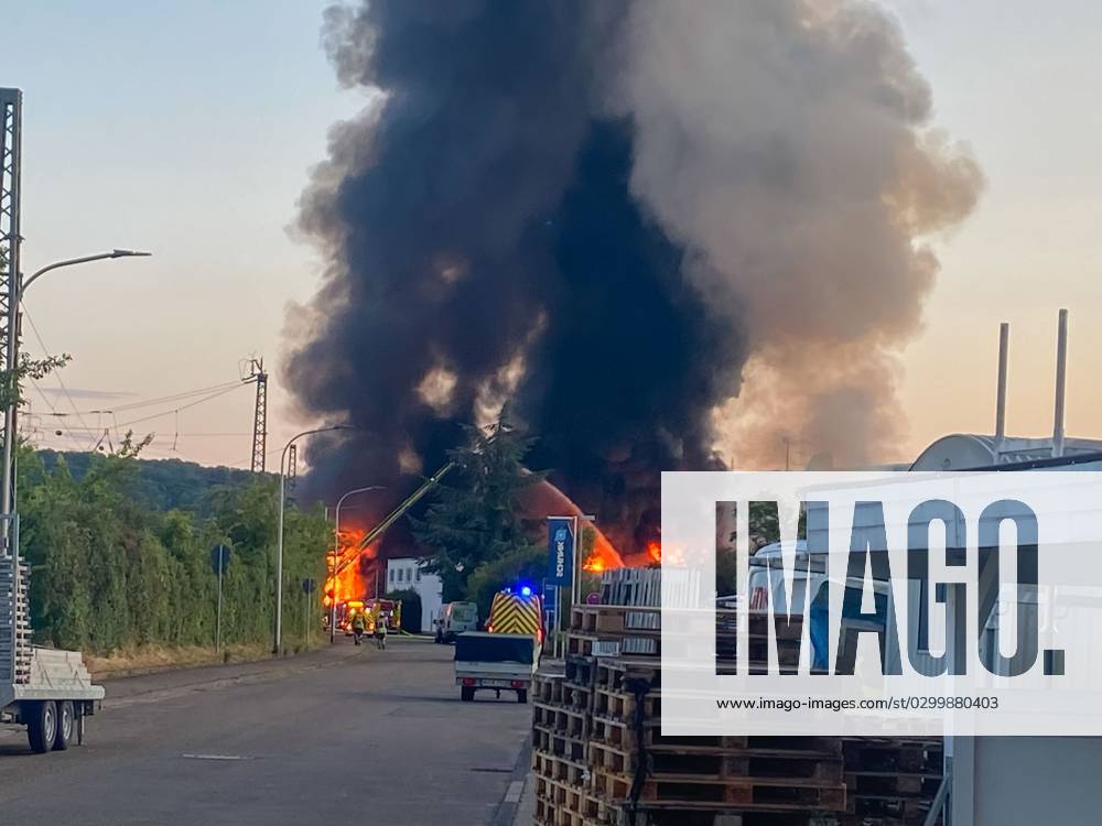 Großbrand in Lauffen: Firmengebäude im Brühl 80 steht in Vollbrand, Rauchsäule bis nach Marbach sichtbar 22.07.2023: Am Samstagabend ereignete sich ein verheerender Großbrand in Lauffen, bei dem das Firmengebäude in der Straße, Im Brühl 80 vollständig in Flammen aufging. Die Rauchsäule war sogar bis in den Landkreis Ludwigsburg, genauer gesagt bis nach Marbach, sichtbar. Die Rettungskräfte der Feuerwehr waren schnell vor Ort und befinden sich derzeit im Großeinsatz, um das Feuer unter Kontrolle zu bringen. Das Ausmaß des Brandes ist beträchtlich. Die Einsatzleitung koordiniert die Maßnahmen, um die Lage schnellstmöglich unter Kontrolle zu bringen. Der Brandort, das Gebäude des betroffenen Unternehmens, ein Spezialisten für Elektrofahrzeug