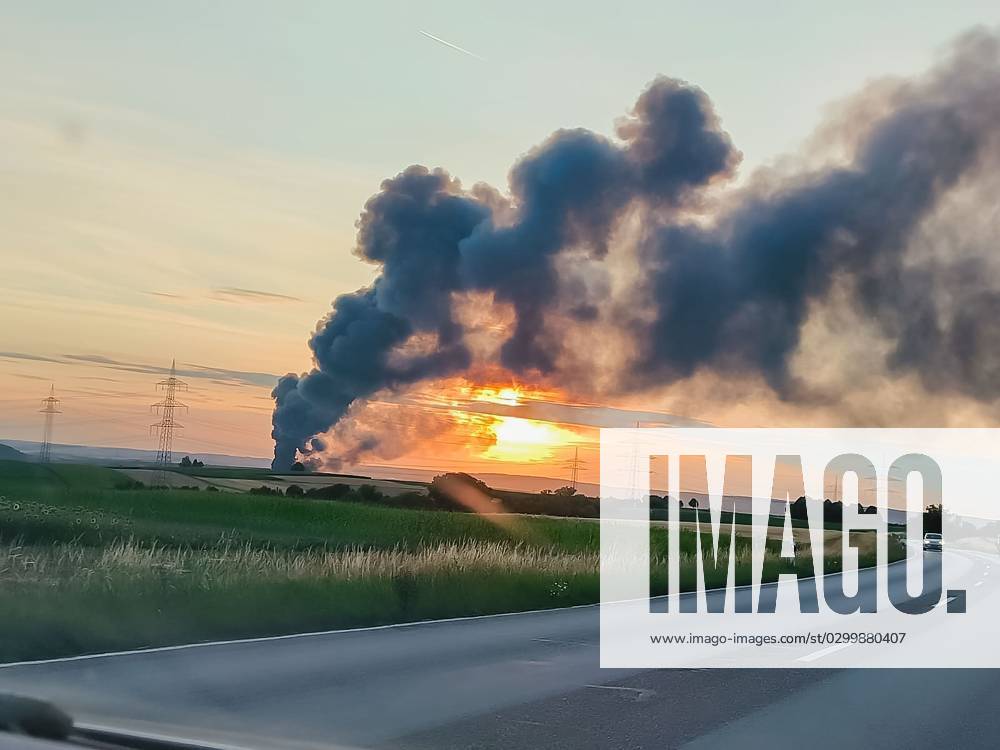 Großbrand in Lauffen: Firmengebäude im Brühl 80 steht in Vollbrand, Rauchsäule bis nach Marbach sichtbar 22.07.2023: Am Samstagabend ereignete sich ein verheerender Großbrand in Lauffen, bei dem das Firmengebäude in der Straße, Im Brühl 80 vollständig in Flammen aufging. Die Rauchsäule war sogar bis in den Landkreis Ludwigsburg, genauer gesagt bis nach Marbach, sichtbar. Die Rettungskräfte der Feuerwehr waren schnell vor Ort und befinden sich derzeit im Großeinsatz, um das Feuer unter Kontrolle zu bringen. Das Ausmaß des Brandes ist beträchtlich. Die Einsatzleitung koordiniert die Maßnahmen, um die Lage schnellstmöglich unter Kontrolle zu bringen. Der Brandort, das Gebäude des betroffenen Unternehmens, ein Spezialisten für Elektrofahrzeug