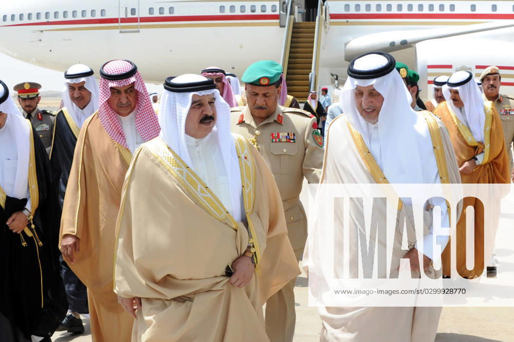 Saudi Crown Prince Nayef Dies - Jeddah King of Bahrain Hamad Bin Issa Al Khalifa (left) received by Saudi Prince Khaled Al Faisal at his arrival in the holy city of Mecca, Saudi Arabia, on June 18, 2012 after funeral of the late Crown Prince Nayef Bin Abdul Aziz Al Saud. Photo by Balkis Press ABACAPRESS.COM Jeddah - Saudi Arabia