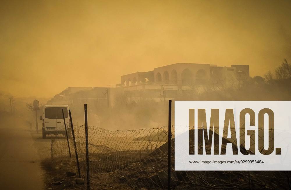 Bilder des Jahres 2023, News 07 Juli (230723) -- RHODES ISLAND, July 23, 2023 -- This photo taken on July 22, 2023 shows smoke caused by a massive wildfire in the Rhodes island in Greece. At least 2,000 residents and holidaymakers were evacuated by sea in the fire-stricken areas of Rhodes island in Greece on Saturday evening, authorities said. (Photo by Xinhua) GREECE-RHODES ISLAND-WILDFIRE ArgirisxMantikos