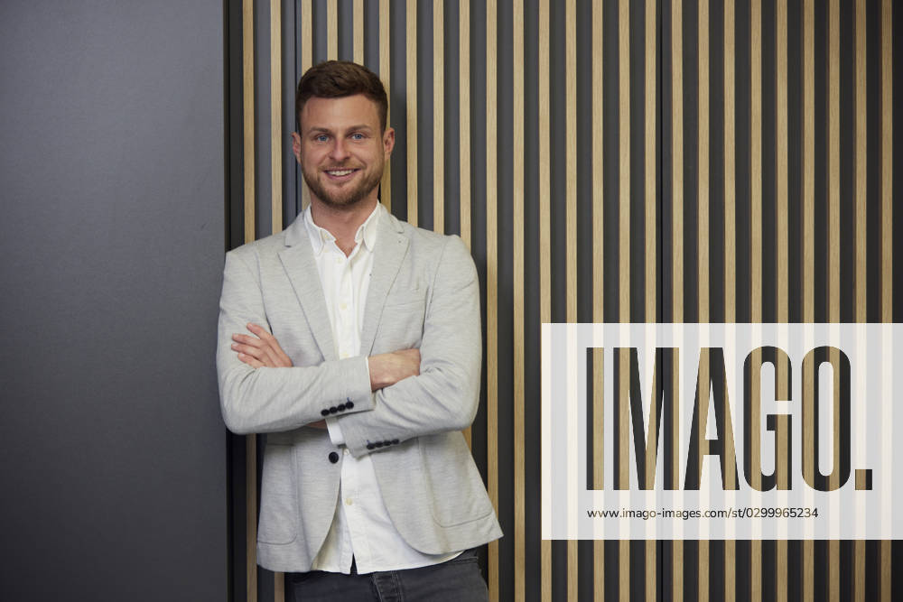 Smiling businessman with arms crossed leaning on wall model released, Symbolfoto property released, RBF09102