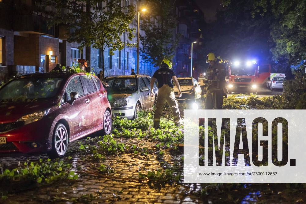 Storm, storm and fallen trees hurricane in Berlin, The storm has caused a sharp increase in Berlin Fire Department deployments Over 400 deployments on Monday evening Fallen trees, flooded streets, especially the northern part of Berlin was affected by the storm