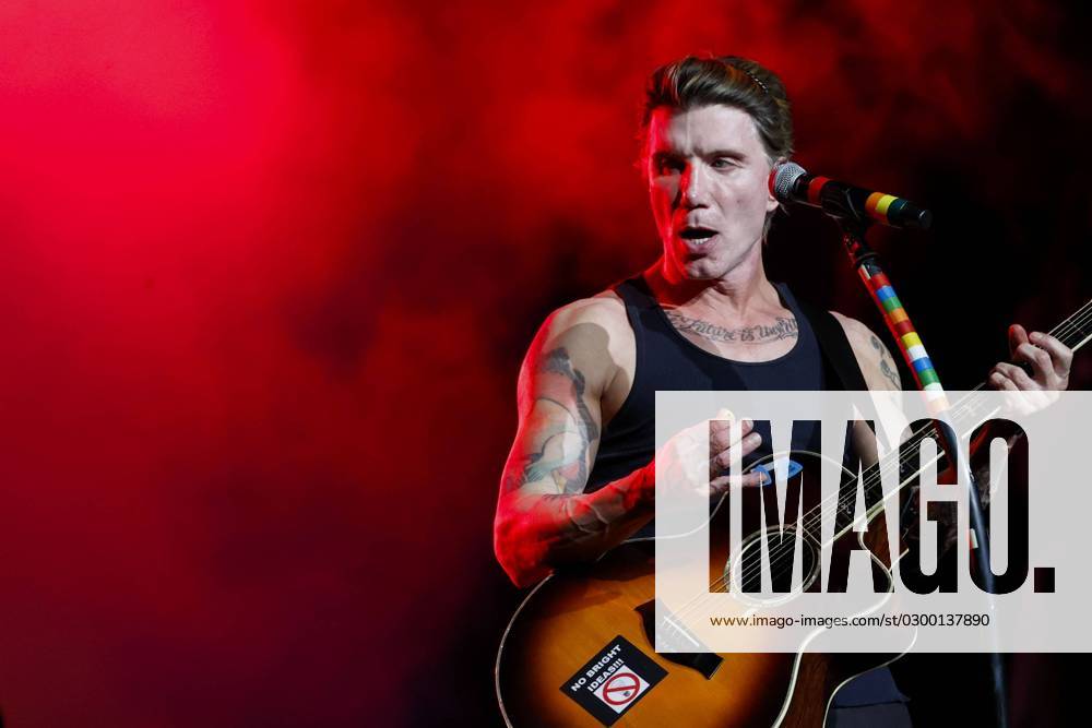 Bilder des Jahres 2023, Entertainment 07 Juli Entertainment Themen der Woche KW30 July 24, 2023, Clearwater, Florida, USA: John Rzeznik of Goo Goo Dolls performs during the first â€oeBig Night Out†tour stop at The Sound at Coachman Park in Clearwater on Monday, July 24, 2023. Clearwater USA - ZUMAs70_ 20230724_zan_s70_077