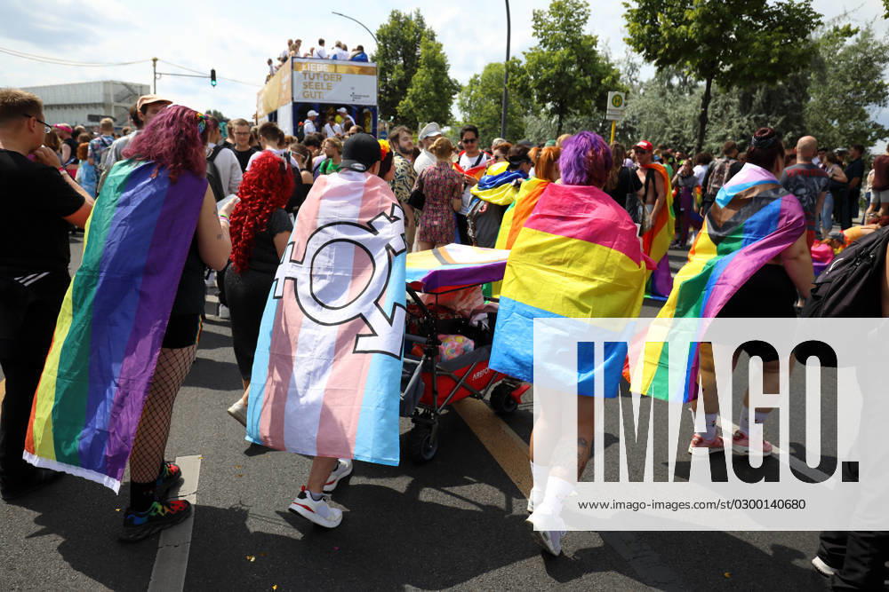 CHRISTOPHER STREET DAY 2023 - BERLIN PRIDE 2023 - CSD Berlin - Am 22. Juli 2023 zieht der CSD in Berlin unter dem bilingualen Motto BE THEIR VOICE AND OURS! ... FÜR MEHR EMPATHIE UND SOLIDARITÄT! zum 45. Mal durch die Hauptstadt. Die bunte CSD-Parade startet als Demonstration an der Leipziger Straße und führt auf einer 7,4 Kilometer langen Strecke über den Potsdamer Platz, vorbei am Nollendorfplatz, über die Siegessäule (Großer Stern) und der Straße des 17. Juni zum Endpunkt am Brandenburger Tor. Die Veranstalter rechnen im Tagesverlauf mit bis zu 500.000 Teilnehmerinnen und Teilnehmern. Demoteilnehmer unterwegs mit Flaggen (Regenbogenflaggen) auf der Straße des 17. Juni. Demoteilnehmer mit CSD-Flaggen unterwegs auf der Para