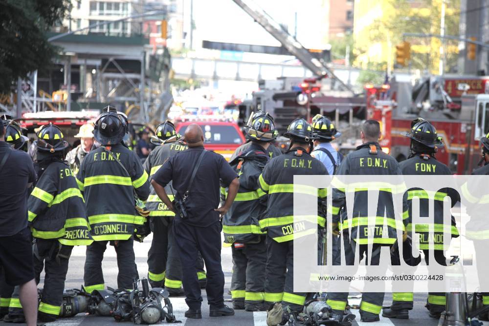 KW30 Construction Crane catches Fire and collapses in Manhattan-NYC. (NEW) Construction Crane catches Fire and collapses in Manhattan-NYC. July 26, 2023, New York, USA: A construction crane catches fire and collapses on a skyscraper in mid Manhattan, New York City early morning of Wednesday (26), with black smoke in the sky and sending debris to the street below but no information yet if anyone is hurt. There are many ambulances with firemen and NYPD providing help and heavy traffic of vehicles and people around the area. Credit: Niyi Fote Thenews2 (Foto: Niyi Fote Thenews2 imago images) Construction Crane catches Fire and collapses in Manhattan-NYC.