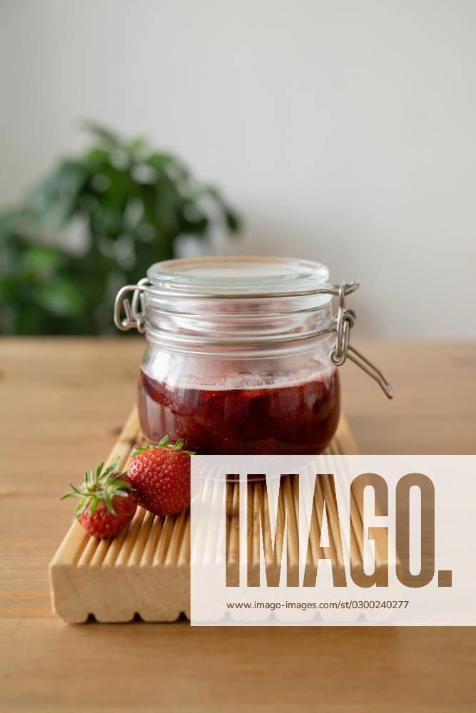 IMAGO Creative, Jahreszeit Sommer, Food, Marmelade kochen PR_ID15648_4255_Room.jpg Closeup of glass of strawberry jam with fresh ripe strawberry fruits placed on wooden cutting board over table against blurred background, Property released MR LiliyaSolopova_ID15648_475537_024