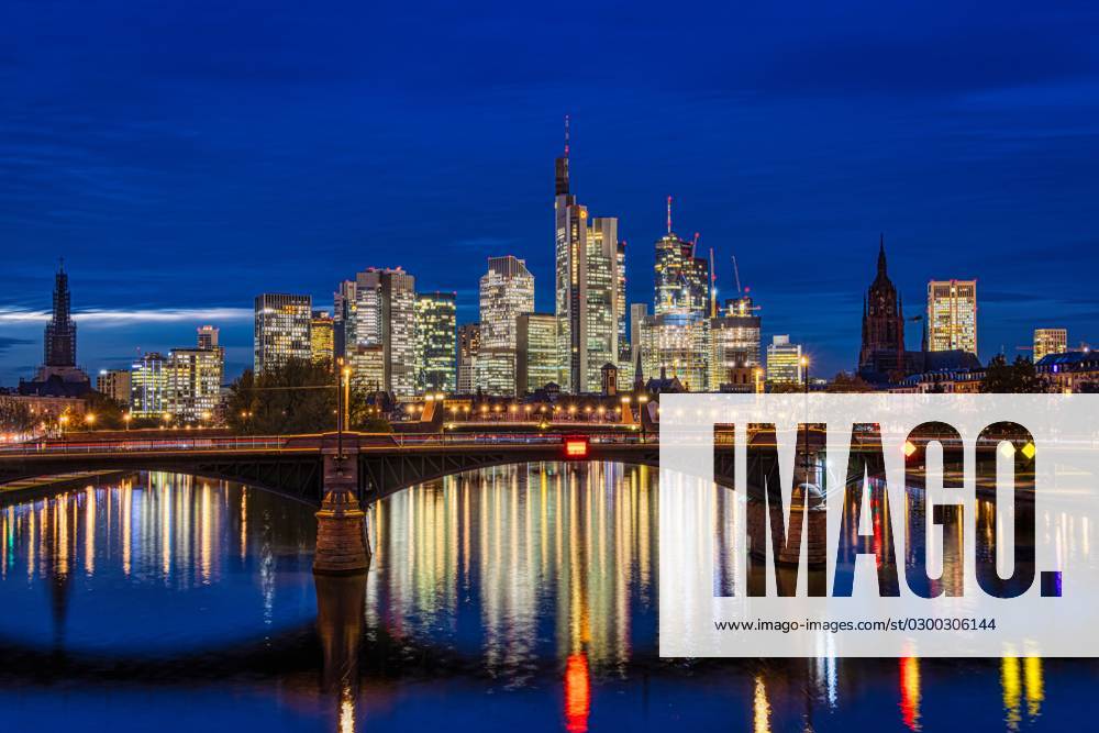 The Frankfurt Skyline on Evening the Lights the Frankfurt Banking Skyline Lights on Evening Frankfurt on Main Rafter bridge Hesse Germany 2022-11-08_ffm_skyline_01