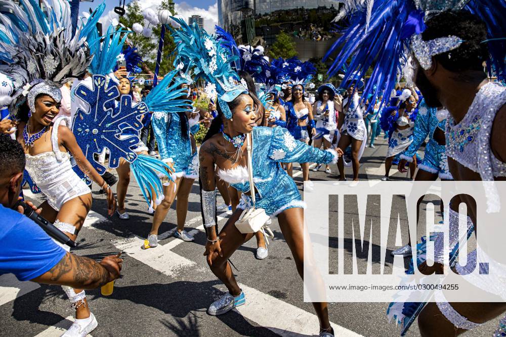 ROTTERDAM - A colorful procession of dancers, musicians and floats travels through the city as part of the Summer Carnival. The Caribbean-style festival annually attracts several hundred thousand spectators from home and abroad. ANP RAMON VAN FLYMEN netherlands out - belgium out