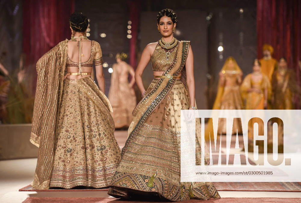 (230729) -- NEW DELHI, July 29, 2023 -- A model displays a creation during the FDCI India Couture Week 2023 in New Delhi, India, July 28, 2023. ) INDIA-NEW DELHI-FASHION SHOW-FDCI INDIA COUTURE WEEK JavedxDar