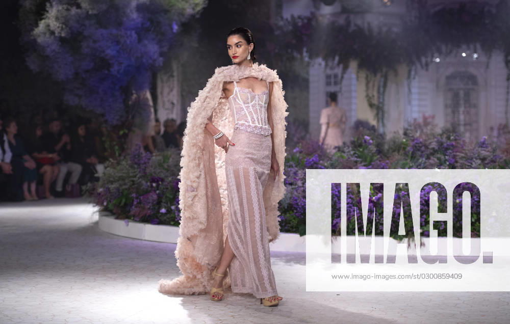 (230802) -- NEW DELHI, Aug. 2, 2023 -- A model displays a creation by Indian designer Isha J during the FDCI India Couture Week 2023 in New Delhi, India, Aug. 1, 2023. ) INDIA-NEW DELHI-FASHION SHOW-FDCI INDIA COUTURE WEEK JavedxDar