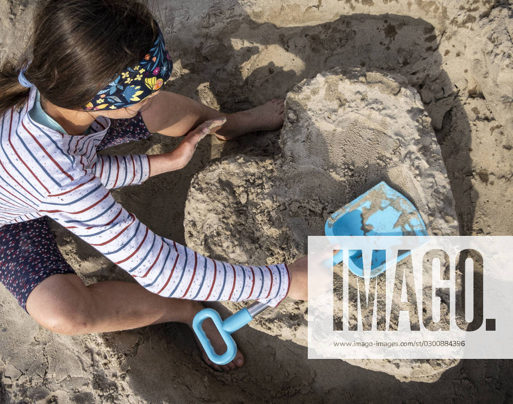 Wolin Love greetings from the Baltic Sea beach A little girl has formed a big heart while digging on the Baltic Sea beach of the Polish seaside resort of Misdroy Playing and digging in the fine-grained sand is one of the childrens favorite pastimes Symbol photo Misdroy West Pomerania Poland
