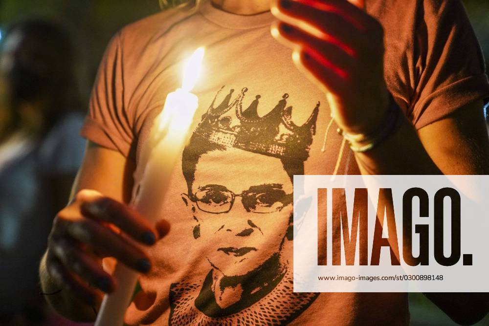 IMAGO ICONS: Ruth Bader Ginsburg September 19, 2020, St. Petersburg, Florida, USA: A t-shirt image of Ruth Bader Ginsburg is seen during a candlelit vigil outside the judicial building downtown, in honor of Supreme Court Justice Ruth Bader Ginsburg who died on Friday, on Saturday, Sept. 19, 2020 in St. Petersburg. St. Petersburg USA - ZUMAs70_ 20200919_zan_s70_034