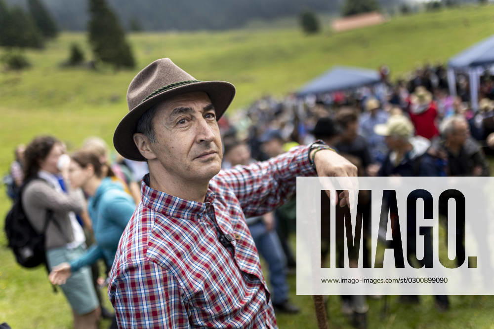 Federal Minister of Agriculture Cem Oezdemir takes part in the main alpine pasture inspection as part of the Summer Tour 2023 in Flintsbach, 02 08 2023 Flintsbach Germany.