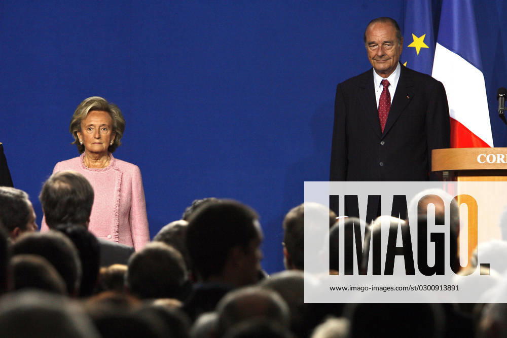 President Chirac addresses his New Year s wishes to the south-western area of Correze - Tulle First Lady Bernadette Chirac and her husband President Jacques Chirac salute the attendance after he delivers his New Year s wishes to the French south-western regional area of Correze, in Tulle, France on January 6, 2007. Photo by Thierry Orban ABACAPRES.COM Tulle Correze France