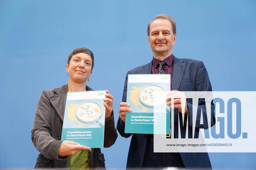Federal Press Conference, Presentation of the study Environmental Awareness in Germany 2022 Dirk Messner, the President of the Federal Environment Agency UBA together with Dr Angelika Gellrich with the report in bound form in hand at the presentation of the study Environmental Awareness in Germany 2022 , Berlin, 03 08 2023 Berlin Berlin Germany