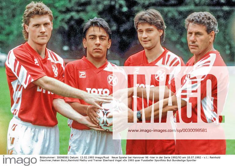 Neue Spieler bei Hannover 96 -hier in der Serie 1992 93 am 18.07.1992 - v.l.: Reinhold Daschner,Hakan Bicici,Reinhold Mathy und Trainer Eberhard Vogel