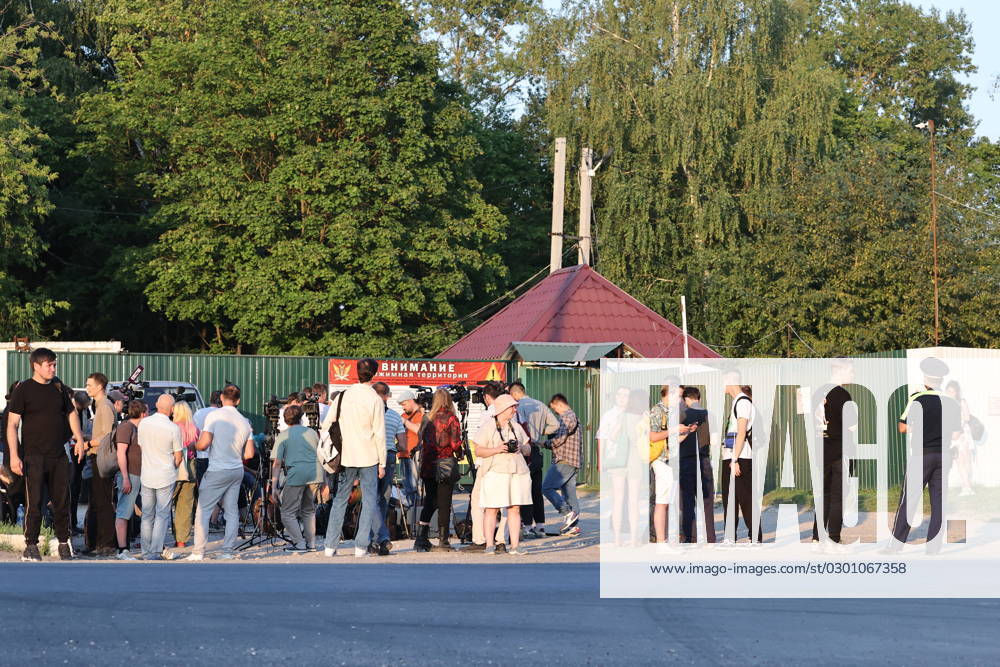 RUSSIA, VLADIMIR REGION - AUGUST 4, 2023: Journalists are seen outside penal colony No 6 in the village of Melekhovo after the verdict has been announced for Alexei Navalny during a visiting session of the Moscow City Court. The court has sentenced Navalny, charged with creating an extremist community, financing extremist activities, and public calls for extremist activities, to 19 years in prison. Sofya Sandurskaya TASS 60877804