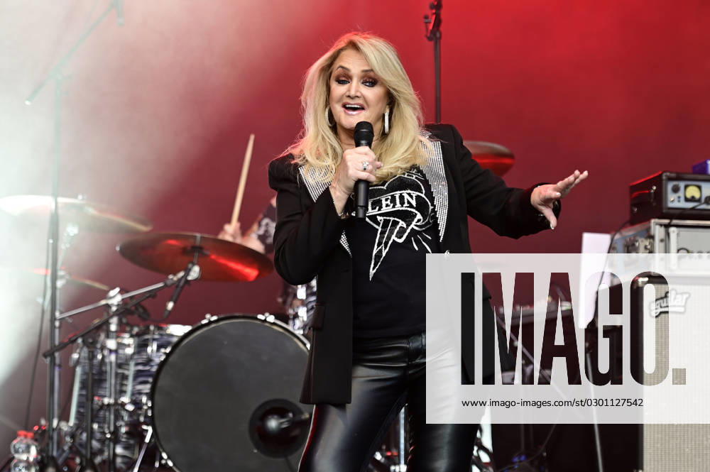 Bonnie Tyler live at a concert of her Between the Earth the Stars Tour in the courtyard of the Kulturbrauerei Görlitz, 04 08 2023 Foto:xM.xWehnertx xFuturexImage
