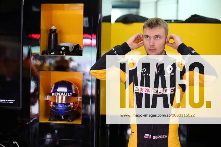 Free Practice 1, Sergey Sirotkin (RUS) Renault F1 Team RS17 Malaysian Grand Prix, Sepang 28 September - 1 October 2017 29.09.2017 - Free Practice 1, Sergey Sirotkin (RUS) Renault Sport F1 Team RS17