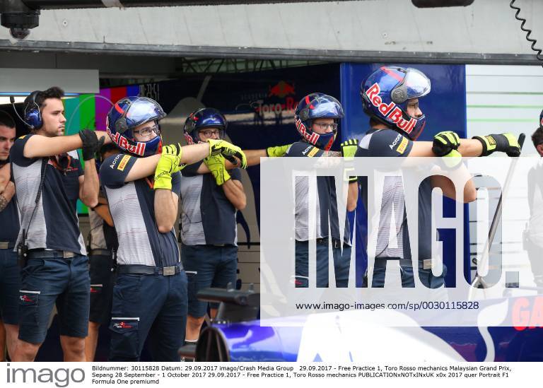 Free Practice 1, Toro Rosso mechanics Malaysian Grand Prix, Sepang 28 September - 1 October 2017 29.09.2017 - Free Practice 1, Toro Rosso mechanics