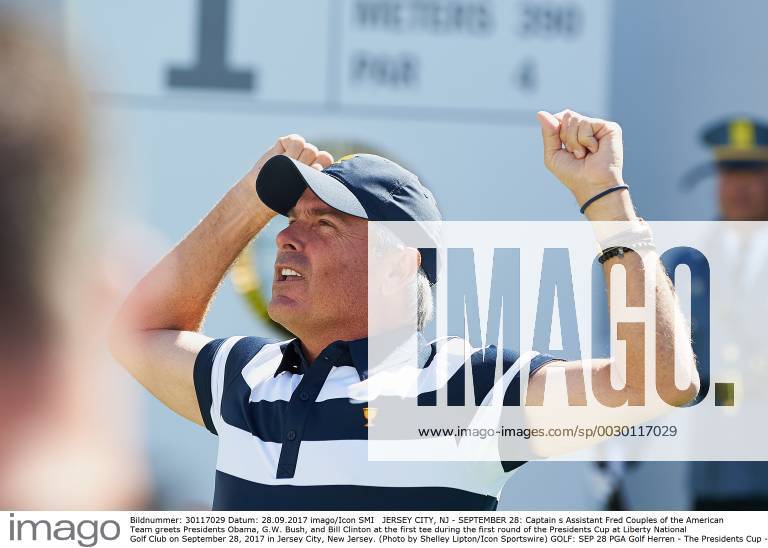 JERSEY CITY, NJ - SEPTEMBER 28: Captain s Assistant Fred Couples of the American Team greets Presidents Obama, G.W. Bush, and Bill Clinton at the first tee during the first round of the Presidents Cup at Liberty National Golf Club on September 28, 2017 in Jersey City, New Jersey. (Photo by Shelley Lipton Icon Sportswire) GOLF: SEP 28 PGA Golf Herren - The Presidents Cup - First Round Icon17092887