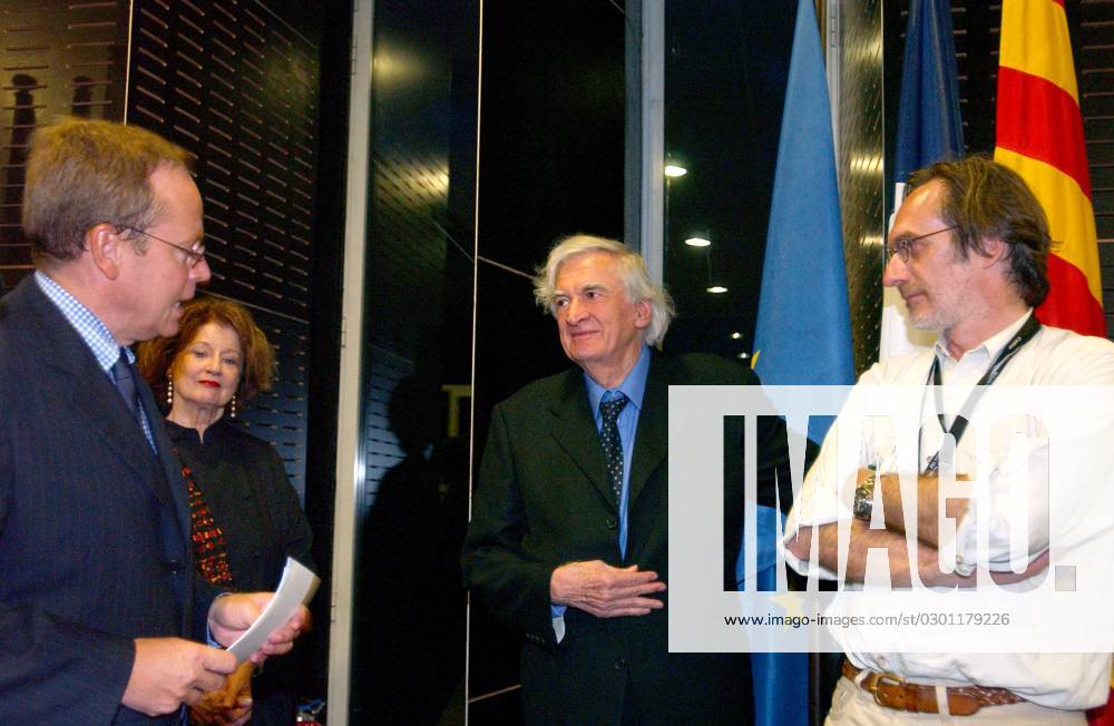 65178 03 Turkish press tycoon Goksin Sipahioglu, founder of Sipa Press Agency in Paris, receives the order of Chevalier des Arts et Lettres by French Art Minister Renaud Donnedieu de Vabres in Perpignan, southern France, on September 2, 2004, as part of the international photojournalism festival Visa pour l Image . Photo by ABACA.