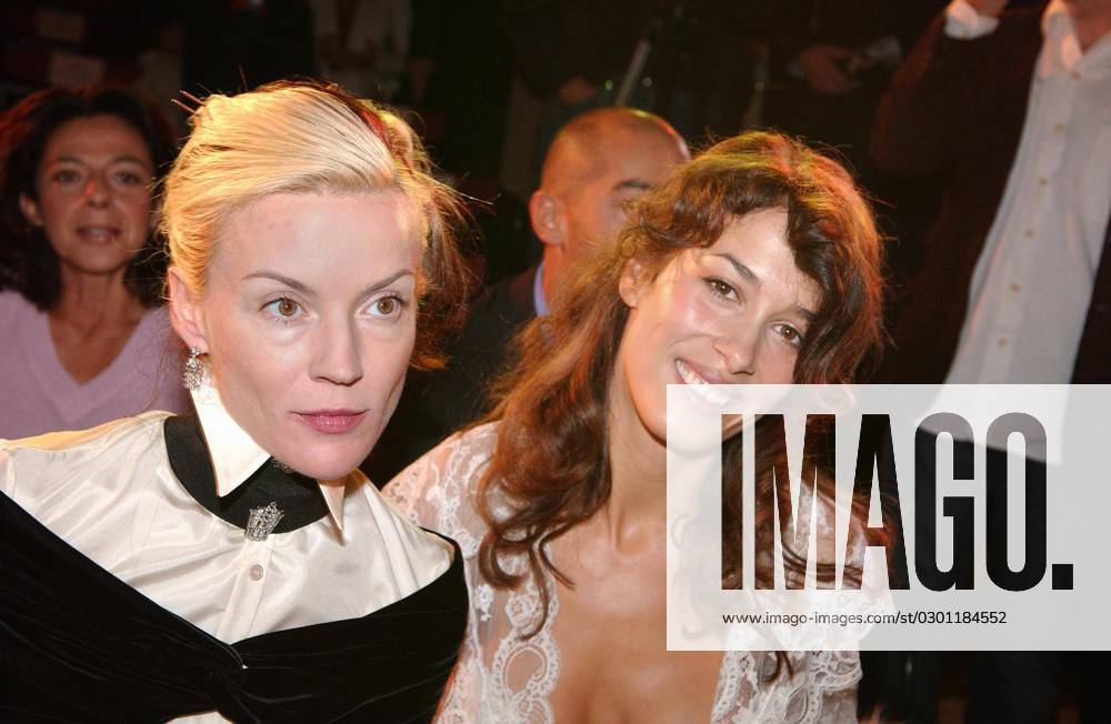 67113 05 Daphne Guiness with Dolores Chaplin attend the Valentino Ready-to-Wear Spring-Summer 2005 collection presentation in Paris, France on October 10, 2004. Photo by Klein-Nebinger ABACA.