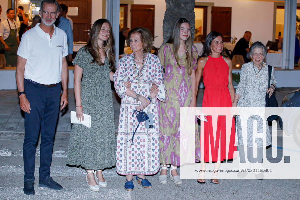 Bilder des Jahres 2023, Entertainment 08 August Entertainment Themen der Woche KW31 Spanish Royals Family Dinner - Palma Queen Letizia of Spain, King Felipe of Spain, Princess Sofia, Princess Leonor, Queen Sofia of Spain, Princess Irene of Greece leave Mia restaurant after a family dinner on August 5, 2023 in Palma De Mallorca, Spain. Photo by by Archie Andrews ABACAPRESS.COM Palma de Mallorca Spain