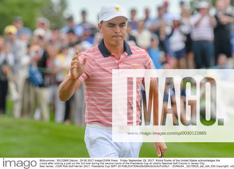 Rickie Fowler of the United States acknowledges the crowd after sinking a putt on the 3rd hole during the second round of the Presidents Cup at Liberty National Golf Course in Jersey City, New Jersey. CSM PGA Golf Herren 2017: Presidents Cup SEPT 29 - ZUMAc04_ 20170929_zaf_c04_035