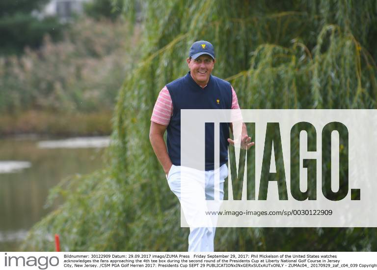 Phil Mickelson of the United States watches acknowledges the fans approaching the 4th tee box during the second round of the Presidents Cup at Liberty National Golf Course in Jersey City, New Jersey. CSM PGA Golf Herren 2017: Presidents Cup SEPT 29 - ZUMAc04_ 20170929_zaf_c04_039