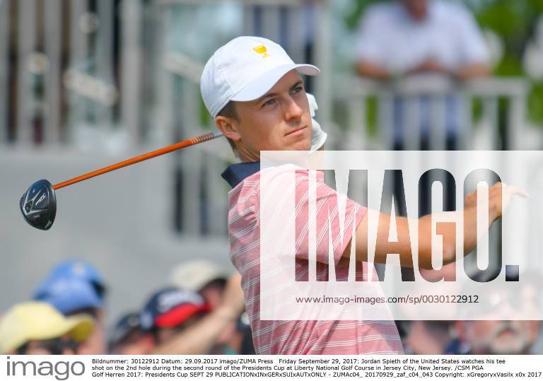 Jordan Spieth of the United States watches his tee shot on the 2nd hole during the second round of the Presidents Cup at Liberty National Golf Course in Jersey City, New Jersey. CSM PGA Golf Herren 2017: Presidents Cup SEPT 29 - ZUMAc04_ 20170929_zaf_c04_043