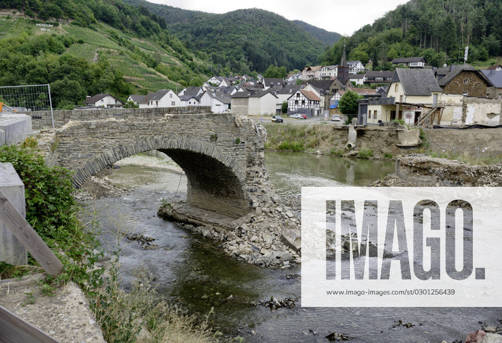 DEU , GERMANY After the flood disaster in the Ahr valley in July 2021 the heavily damaged Nepomuk Bridge in Rech is finally being torn down , 20 07 2023 DEU , GERMANY After the flood disaster in the Ahr valley in July 2021 the heavily damaged Nepomuk Bridge in Rech is finally being torn down