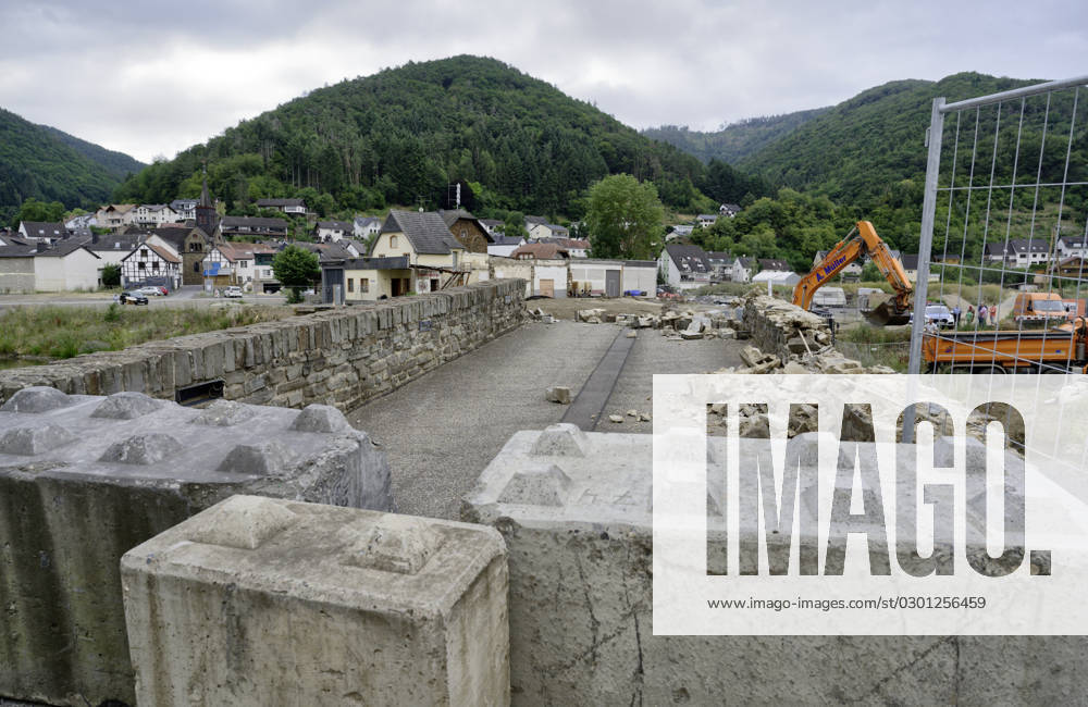 DEU , GERMANY After the flood disaster in the Ahr valley in July 2021 the heavily damaged Nepomuk Bridge in Rech is finally being torn down , 20 07 2023 DEU , GERMANY After the flood disaster in the Ahr valley in July 2021 the heavily damaged Nepomuk Bridge in Rech is finally being torn down