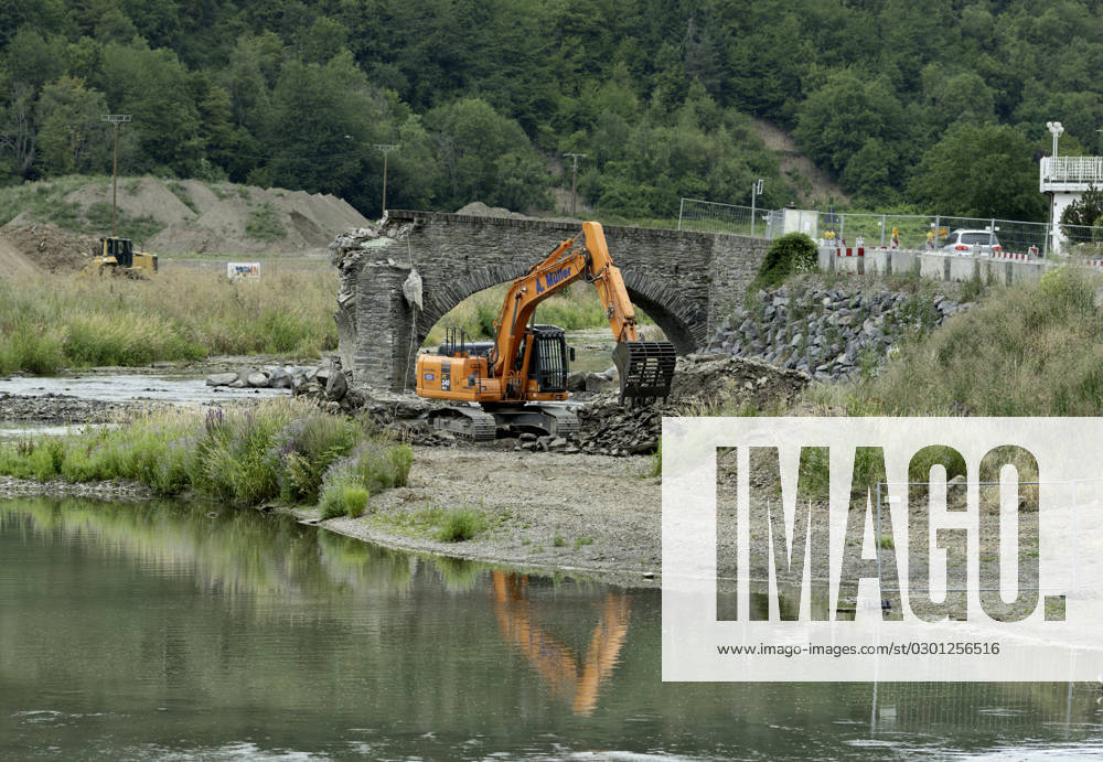 DEU , GERMANY After the flood disaster in the Ahr valley in July 2021 the heavily damaged Nepomuk Bridge in Rech is finally being torn down , 20 07 2023 DEU , GERMANY After the flood disaster in the Ahr valley in July 2021 the heavily damaged Nepomuk Bridge in Rech is finally being torn down
