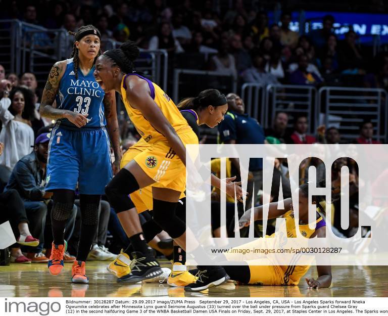 Los Angeles, CA, USA - Los Angeles Sparks forward Nneka Ogwumike celebrates after Minnesota Lynx guard Seimone Augustus (33) turned over the ball under pressure from Sparks guard Chelsea Gray (12) in the second halfduring Game 3 of the WNBA Basketball Damen USA Finals on Friday, Sept. 29, 2017, at Staples Center in Los Angeles. The Sparks won, 75-64, for a 2-1 series lead. Game 3, Minnesota at Los Angeles - ZUMAm67_ 20170929_zaf_m67_060