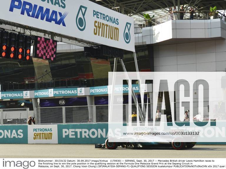 (170930) -- SEPANG, Sept. 30, 2017 -- Mercedes British driver Lewis Hamilton races to the finishing line to win the pole position in the qualifying session at the Formula One Malaysia Grand Prix at the Sepang Circuit in Malaysia, on Sept. 30, 2017. Chong Voon Chung) (SP)MALAYSIA-SEPANG-F1-QUALIFYING SESSION kualalumpur