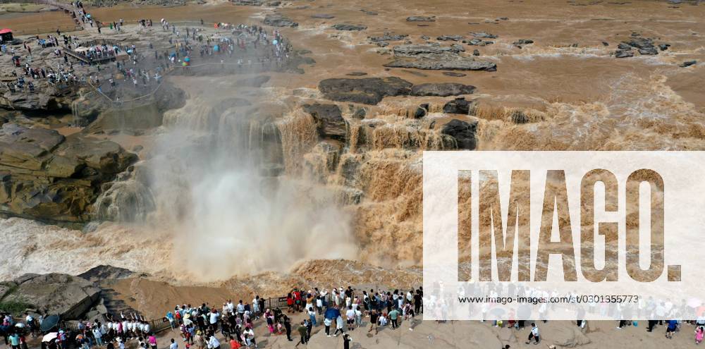 China, Schaulustige am Huhou Wasserfall LINFEN, CHINA - AUGUST 08: Tourists watch scenery at the Hukou Waterfall scenic spot on August 8, 2023 in Linfen, Shanxi Province of China.