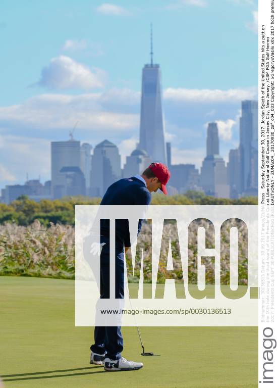 Jordan Spieth of the United States hits a putt on the 10th hole during the third round of the Presidents Cup at Liberty National Golf Course in Jersey City, New Jersey. CSM PGA Golf Herren 2017: Presidents Cup SEPT 30 - ZUMAc04_ 20170930_zaf_c04_033