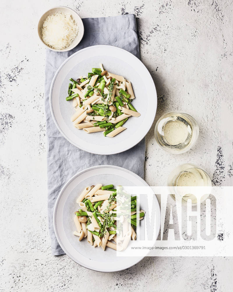 IMAGO Creative: Food, Spargel Two Bowls of Asparagus Mushroom Pasta Two Bowls of Asparagus Mushroom Pasta