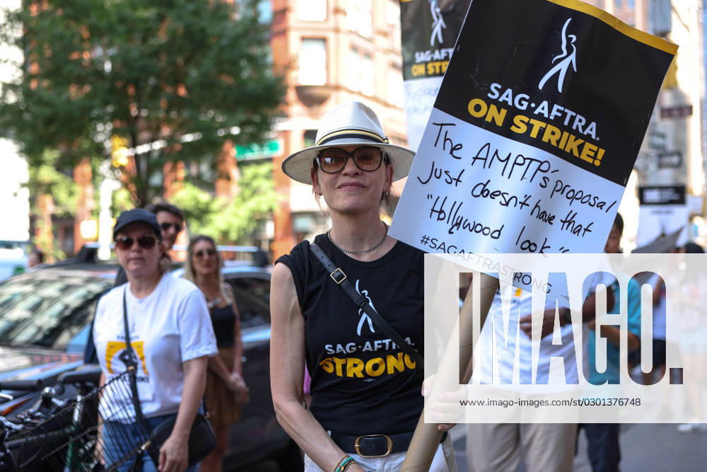 Julianna Margulies joins Hundreds of members and supporters of the WGA union and SAG-AFTRA walk a picket line, and around the block led by Fogo Azul women drummers on Day 100 of the WGA strike outside Netflix and Warner Bros. on August 9, 2023 in New York City. The longest running writers strike on record lasted 154 days in 1988. New York City USA - ZUMAc233 20230809_zsp_c233_013