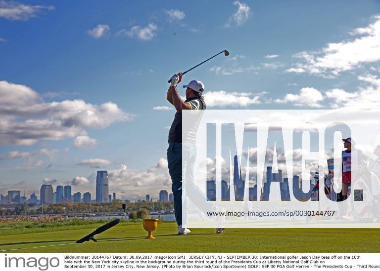 JERSEY CITY, NJ - SEPTEMBER 30: International golfer Jason Day tees off on the 10th hole with the New York city skyline in the background during the third round of the Presidents Cup at Liberty National Golf Club on September 30, 2017 in Jersey City, New Jersey. (Photo by Brian Spurlock Icon Sportswire) GOLF: SEP 30 PGA Golf Herren - The Presidents Cup - Third Round Icon170930233
