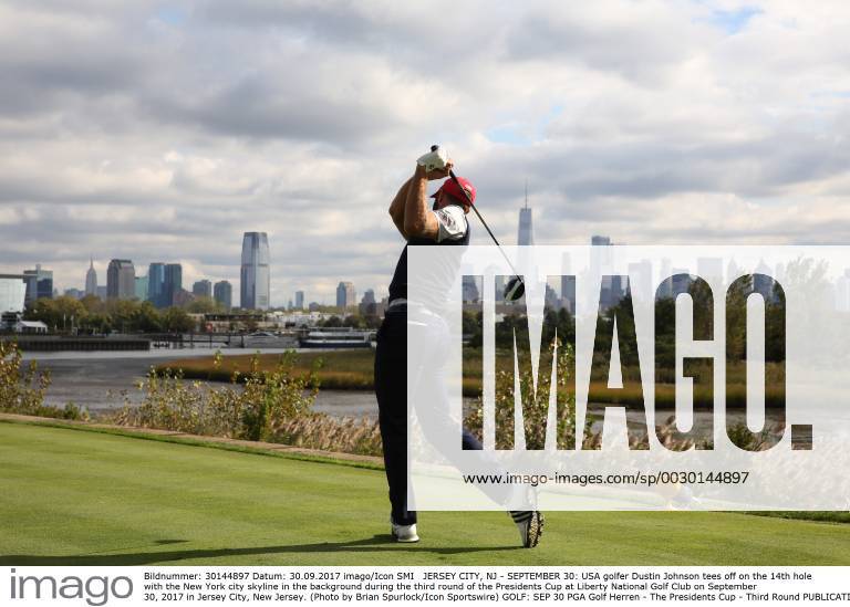 JERSEY CITY, NJ - SEPTEMBER 30: USA golfer Dustin Johnson tees off on the 14th hole with the New York city skyline in the background during the third round of the Presidents Cup at Liberty National Golf Club on September 30, 2017 in Jersey City, New Jersey. (Photo by Brian Spurlock Icon Sportswire) GOLF: SEP 30 PGA Golf Herren - The Presidents Cup - Third Round Icon170930249
