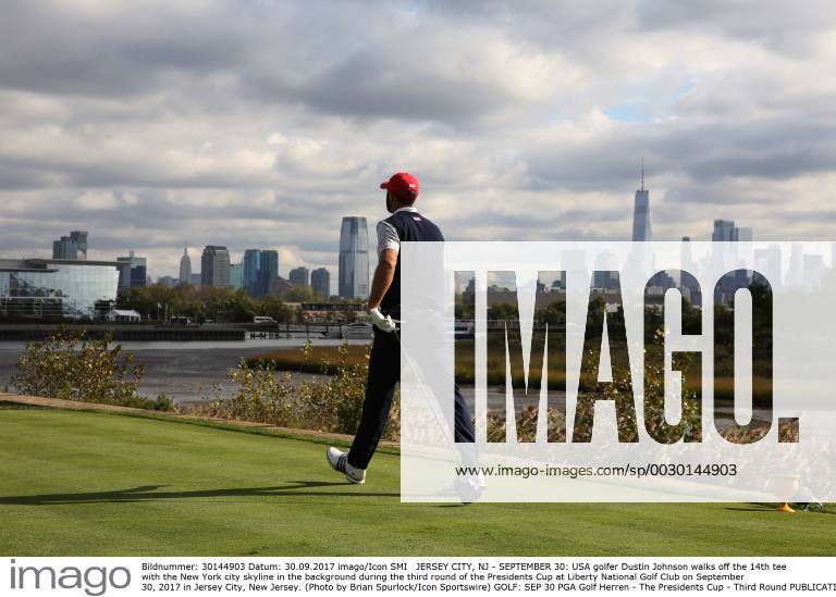 JERSEY CITY, NJ - SEPTEMBER 30: USA golfer Dustin Johnson walks off the 14th tee with the New York city skyline in the background during the third round of the Presidents Cup at Liberty National Golf Club on September 30, 2017 in Jersey City, New Jersey. (Photo by Brian Spurlock Icon Sportswire) GOLF: SEP 30 PGA Golf Herren - The Presidents Cup - Third Round Icon170930250